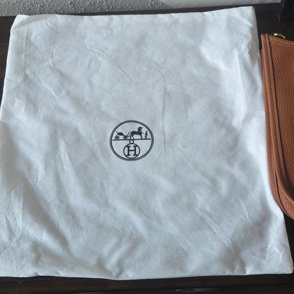 Beautiful Replica Halston Cross Body Bag. Great Condition! Tan, Gold Hardware. - Picture 7 of 11